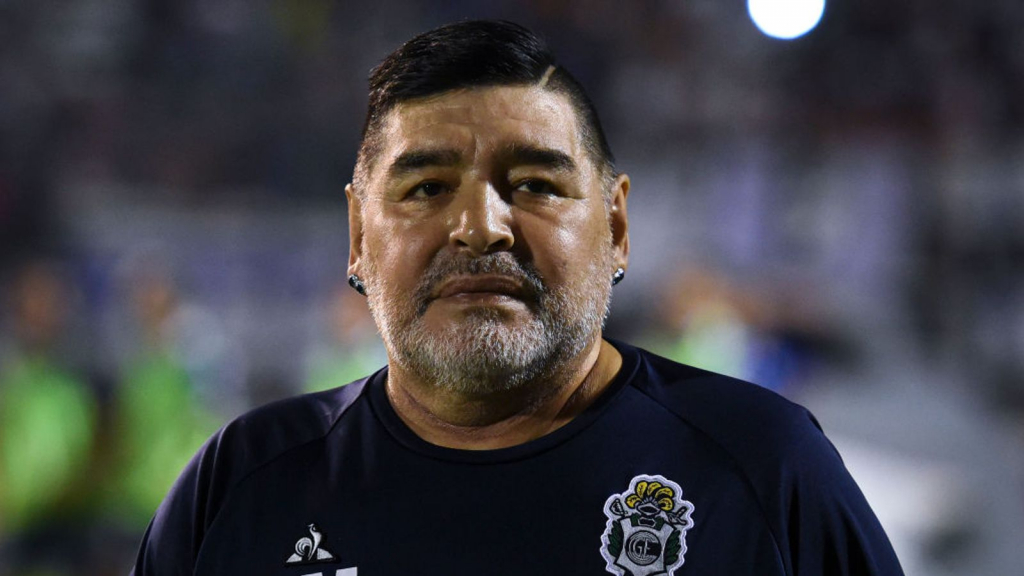 “Cậu bé vàng” Diego Maradona phải phẫu thuật não