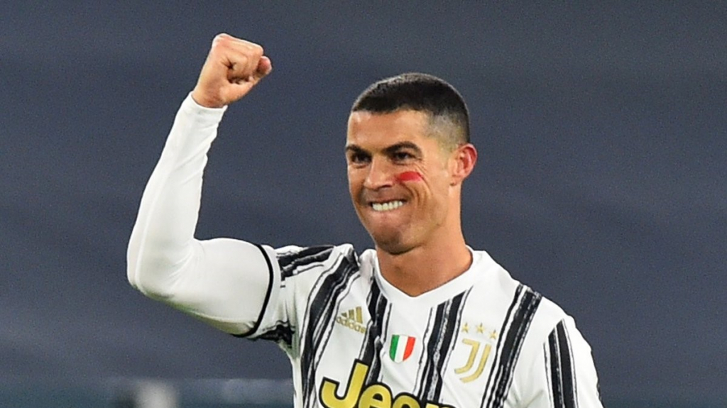VIDEO: Ronaldo hóa người hùng, lập cú đúp siêu phẩm trong 4 phút