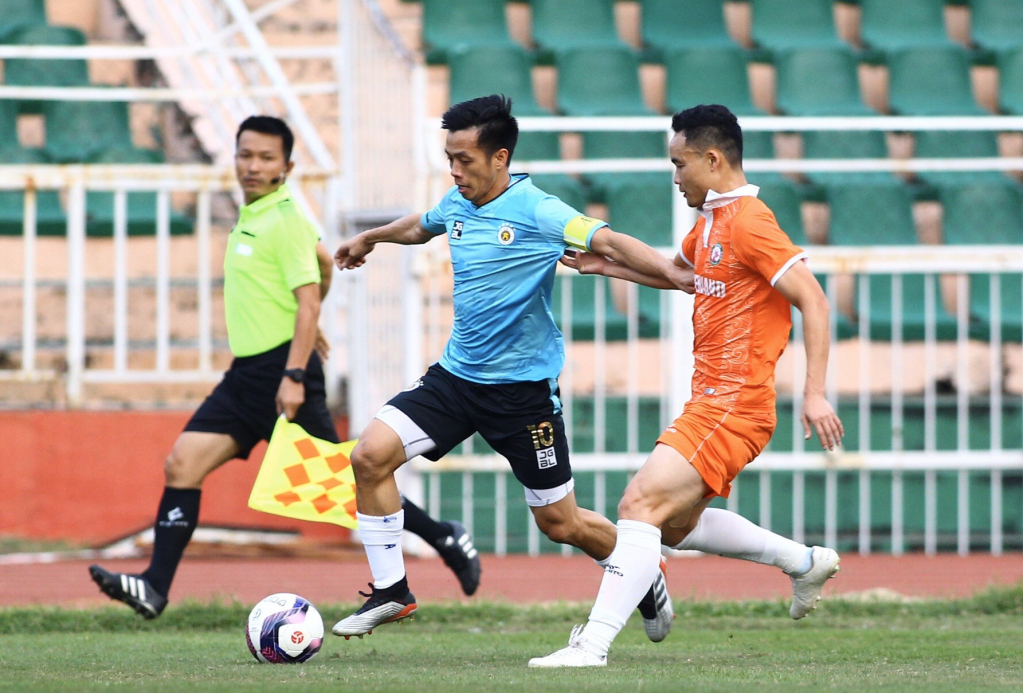 Hà Nội FC may mắn hoà tân binh V-League phút bù giờ