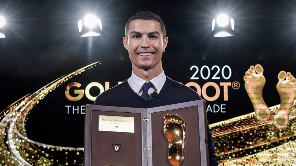 Ronaldo rạng rỡ bên giải thưởng đặc biệt nhất trong sự nghiệp