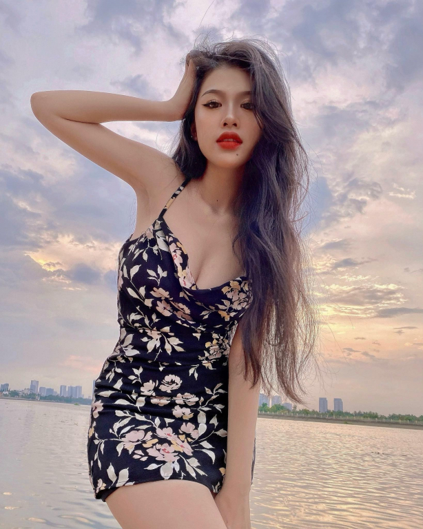 Đốt mắt với loạt ảnh nóng bỏng của hot girl Nhi Trinh