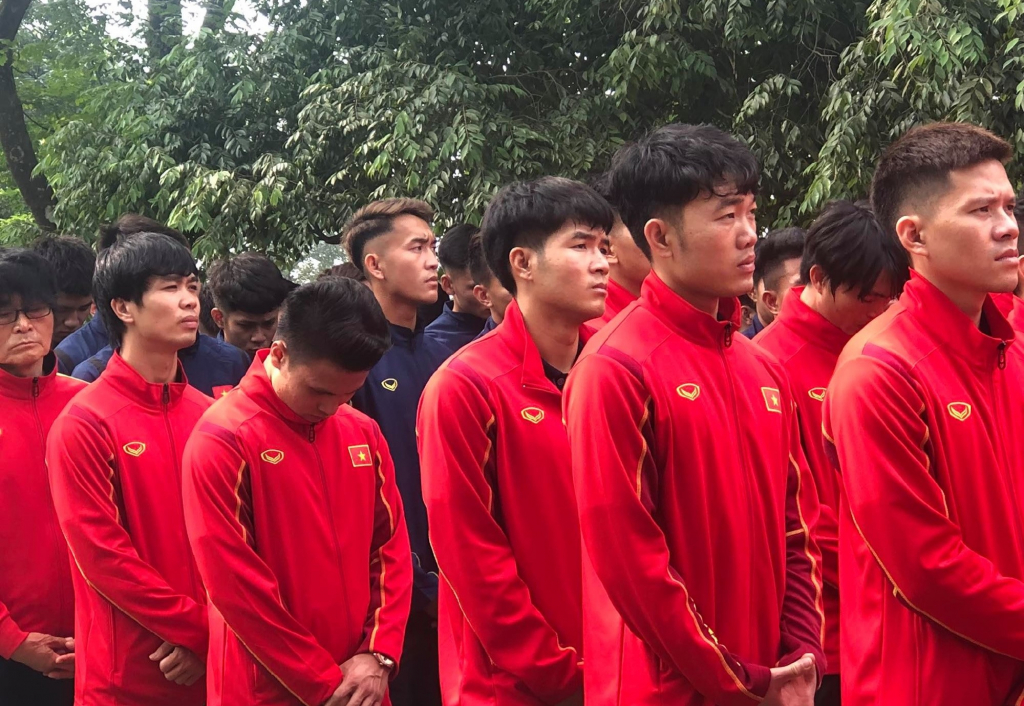Ảnh: ĐT Việt Nam và U22 đến thăm địa điểm đặc biệt trước trận giao hữu