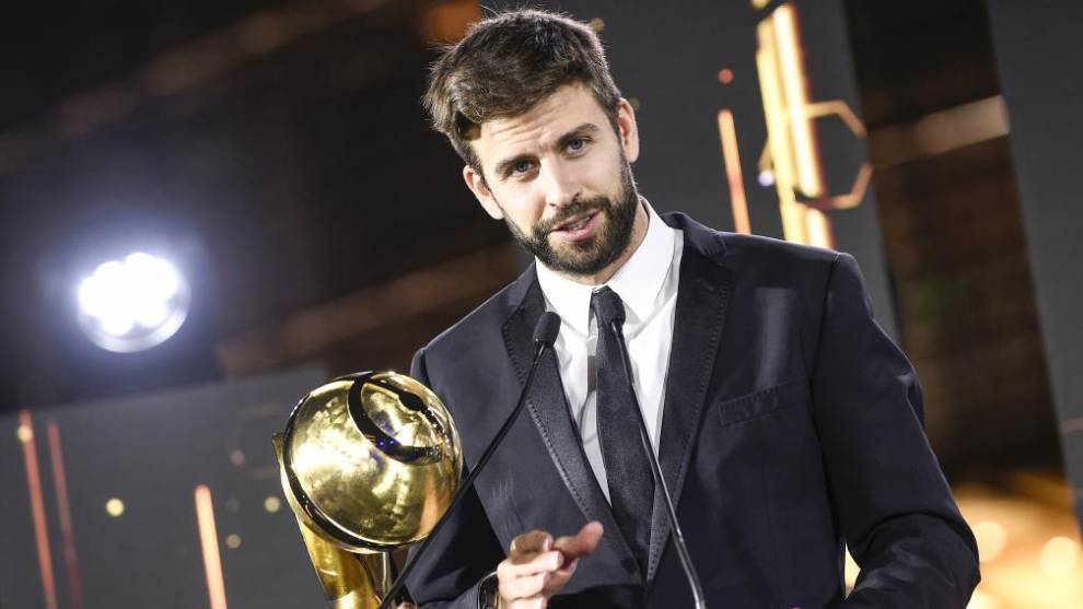 Được vinh danh ở Globe Soccer, Pique gửi thông điệp tới Barcelona