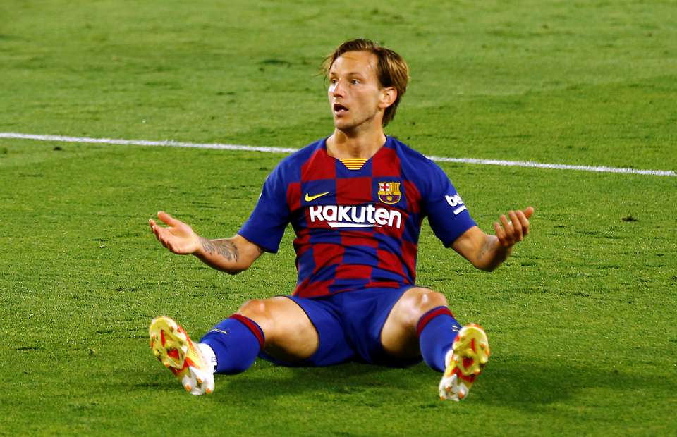 Barcelona nổi trận lôi đình với Rakitic