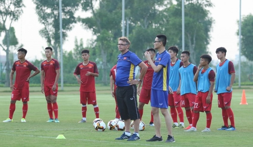 HLV Troussier giải thích lý do không lựa chọn quân SLNA