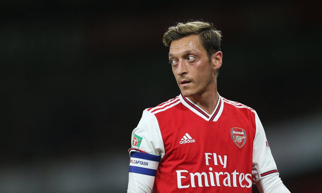 NÓNG: Arsenal gạch tên Ozil khỏi đội hình đá Ngoại hạng Anh