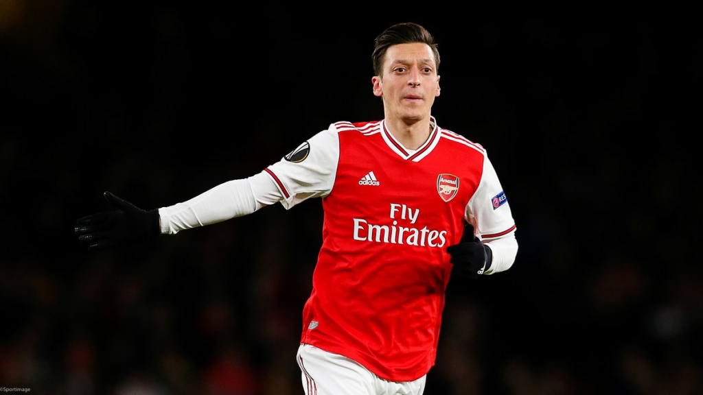 Ozil một mực kêu oan, khẳng định tương lai tại Arsenal