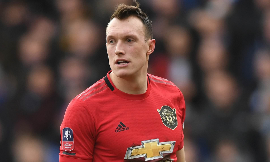 Phil Jones bất ngờ bị MU loại khỏi danh sách thi đấu cúp C2