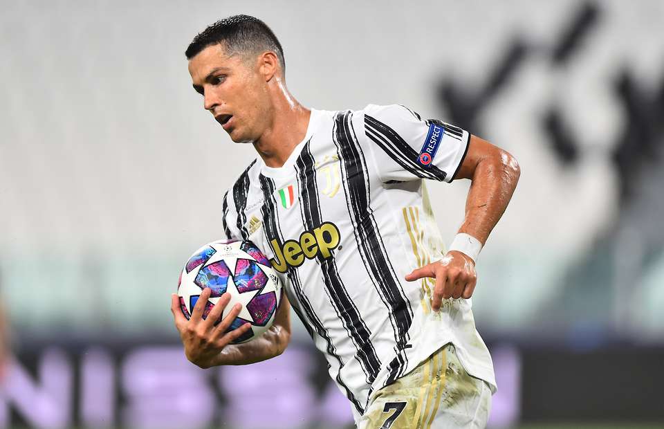 Ronaldo viết tâm thư sau khi Juventus bị loại khỏi cúp C1 khiến Sarri mất việc