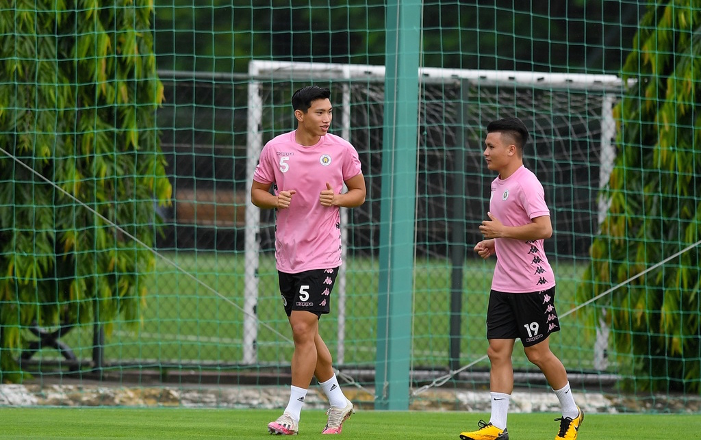 Chùm ảnh: Văn Hậu tươi cười trong buổi tập đầu tiên với Hà Nội FC