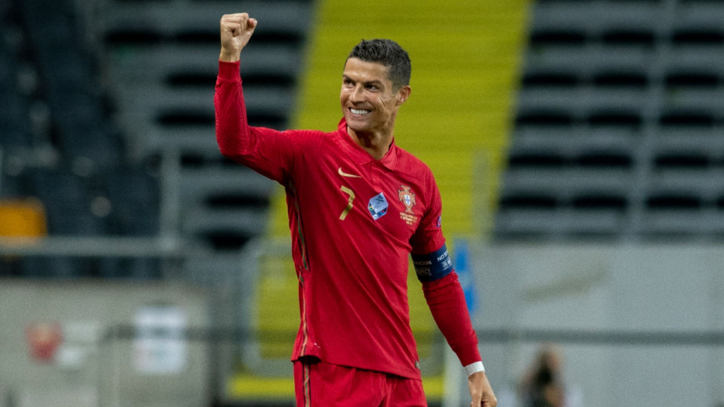 Hủy diệt Thụy Điển, Ronaldo cán 2 cột mốc cực ấn tượng