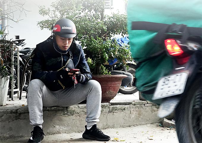 Cầu thủ bỏ bóng đá, đi làm xe ôm công nghệ kể về nỗi khổ khi ở Hà Nội FC