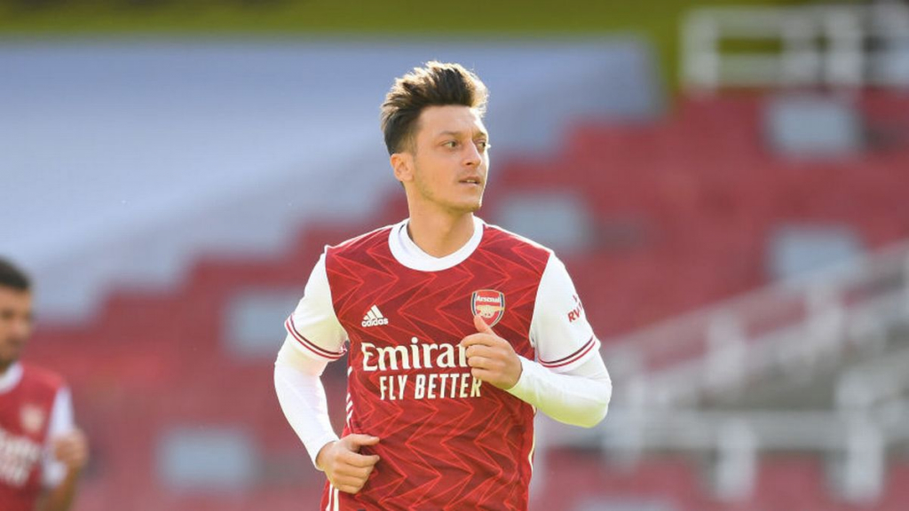 GĐKT Arsenal vừa đấm, vừa xoa Ozil trước ngoại hạng Anh 2020/21