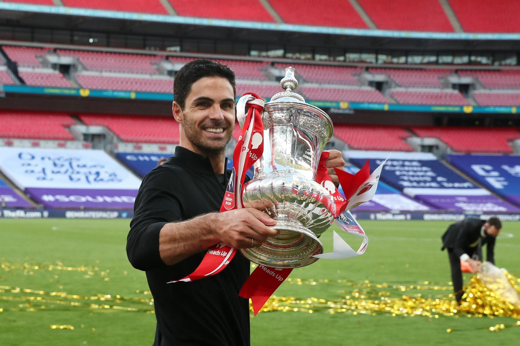 Trước đại chiến Arsenal, huyền thoại Liverpool bất ngờ “ủng hộ” Arteta