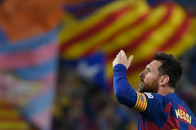 Đồng ý ở lại, khi nào Messi sẽ ra sân thi đấu cho Barcelona?