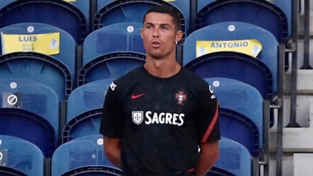 Ngồi ngoài trận Bồ Đào Nha đấu Croatia, Ronaldo vẫn biết cách gây chú ý