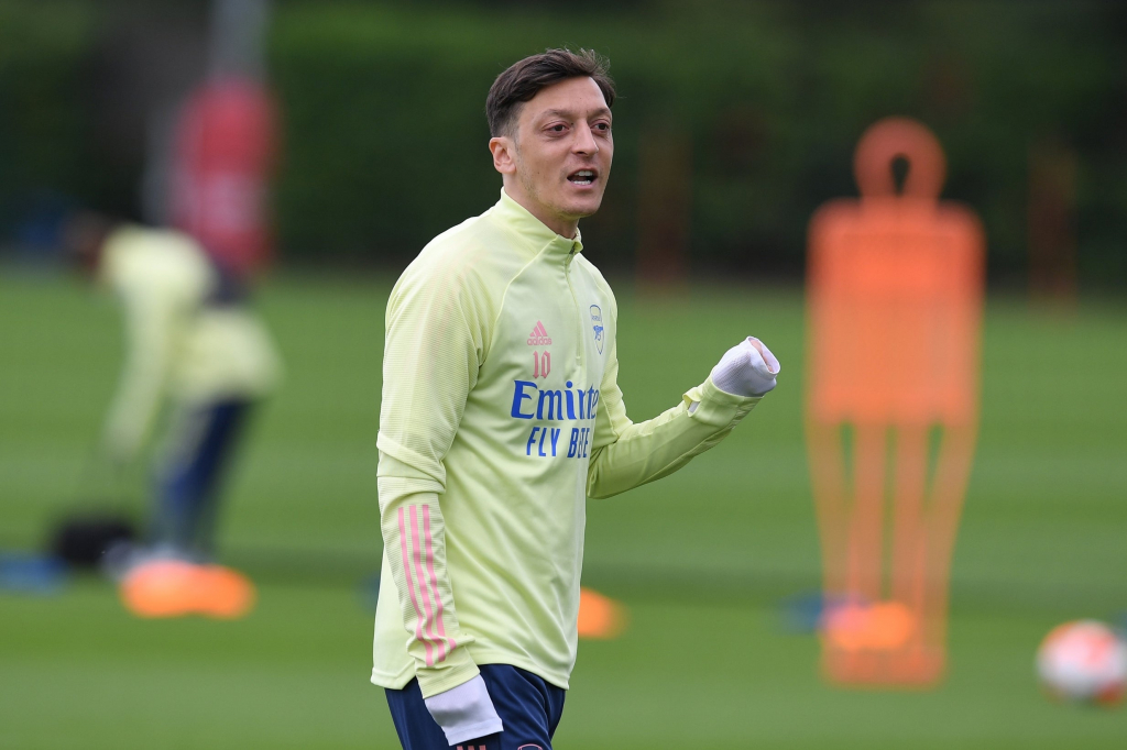 Chỉ chia sẻ 1 câu về Tottenham, Ozil đã khiến fan Arsenal hả hê