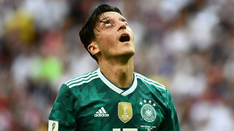 LĐBĐ Đức thừa nhận lỗi lầm khi để Ozil rời ĐTQG