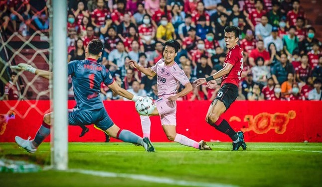 VIDEO: Văn Lâm hóa “siêu nhân” trong ngày Thai League trở lại