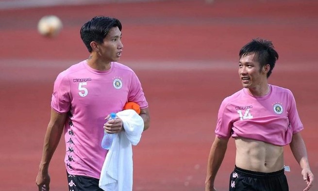 Tân binh Hà Nội FC ấn tượng với thể hình của Văn Hậu