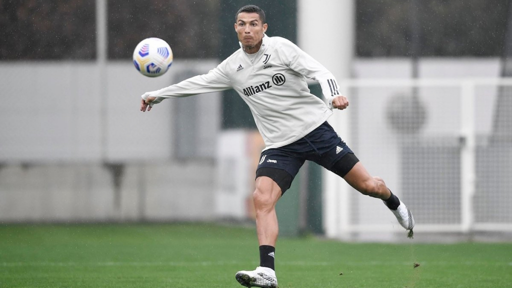VIDEO: Ronaldo phô diễn kỹ năng siêu hạng trong buổi tập của Juventus