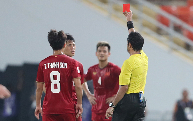 Báo Thái hả hê sau tấm thẻ đỏ của Đình Trọng ở VCK U23 Châu Á