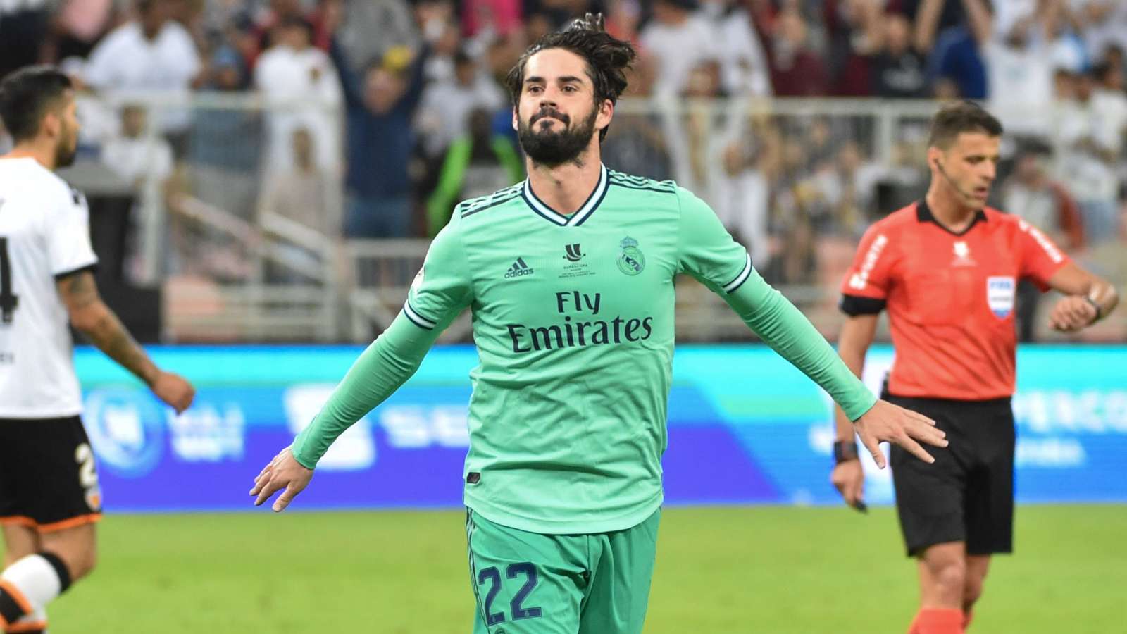 Isco cân bằng thành tích của Zidane và lập kỷ lục trong ngày hạ Valencia