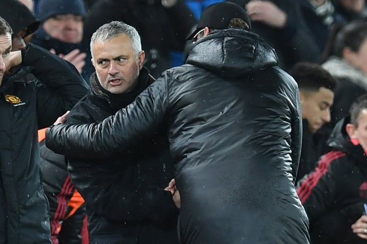 Tottenham thua đau, Mourinho “chê” đối thủ, bảo trọng tài VAR…đi uống trà