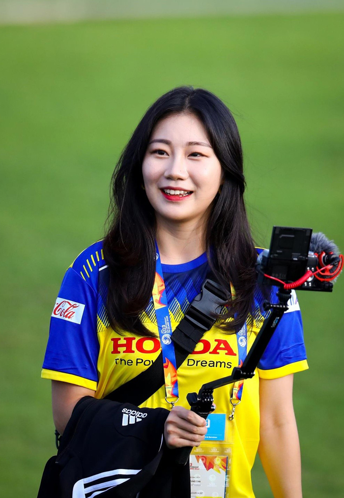 Nữ phóng viên Hàn Quốc xinh như hot girl theo chân U23 Việt Nam tại U23 châu Á 2020