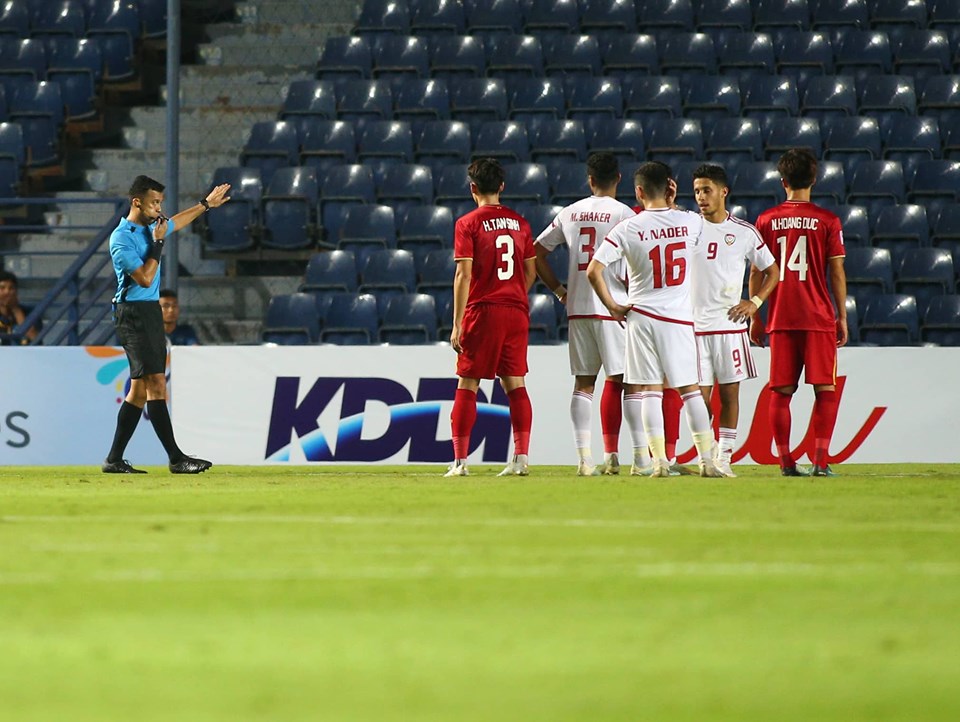 VAR cứu U23 Việt Nam khỏi quả penalty