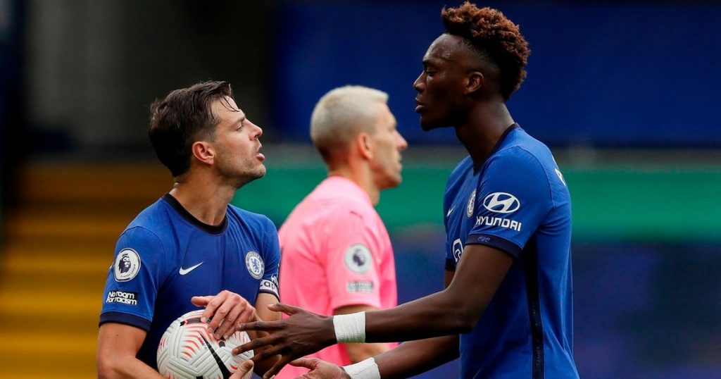 Cận cảnh tình huống Abraham tranh đá penalty trong trận Chelsea thắng Crystal Palace