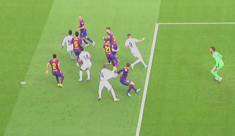 Barcelona nhận quả penalty oan ức ở trận Siêu kinh điển?