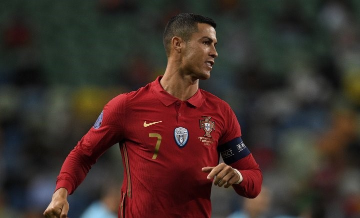 VIDEO: Ronaldo vẩy má ngoài siêu tinh tế, loại bỏ toàn bộ hàng thủ Tây Ban Nha