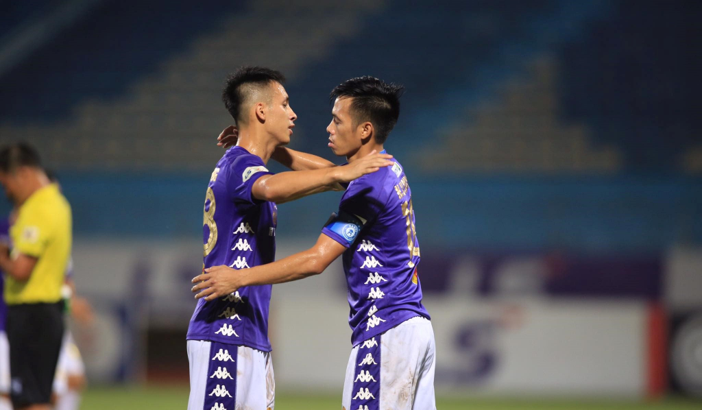 Hà Nội FC phả hơi nóng, 2 ứng cử viên vô địch dè chừng