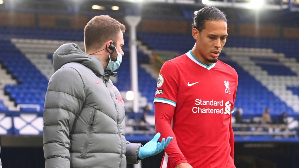 Liverpool nguy cơ mất Van Dijk hết mùa vì chấn thương