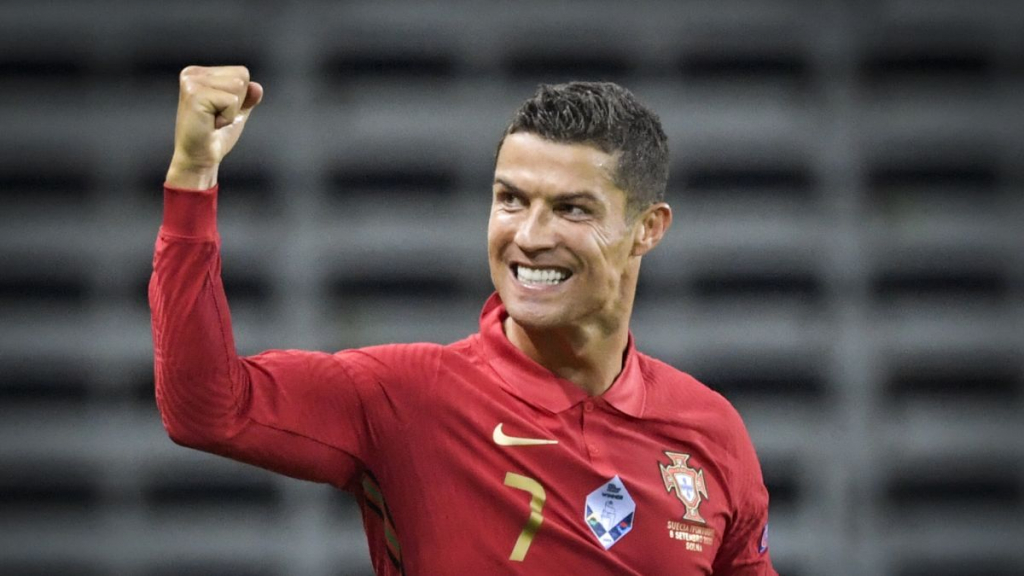 Ronaldo âm tính với Covid-19, sẵn sàng ra sân trở lại
