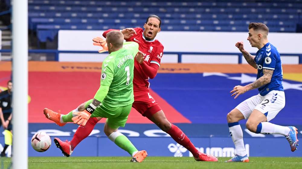 Van Dijk rời sân sớm, báo tin dữ cho Liverpool