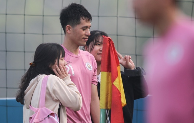 Dàn cầu thủ Hà Nội FC và Viettel thu hút CĐV nữ đến xem đá tập