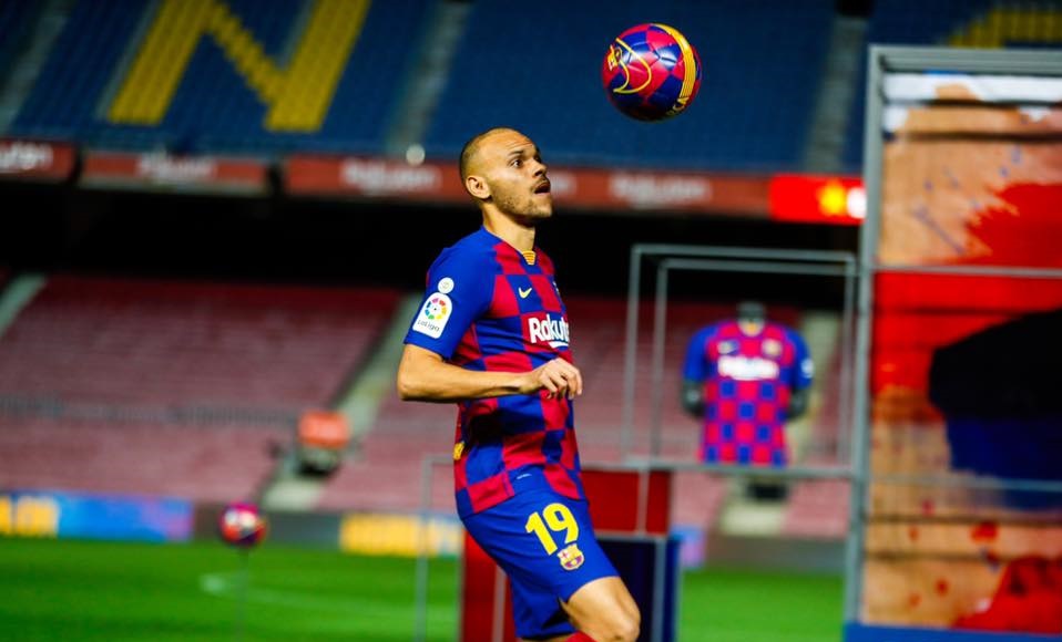 Braithwaite – Tân binh của Barcelona “tấu hài” với trái bóng trong buổi lễ ra mắt