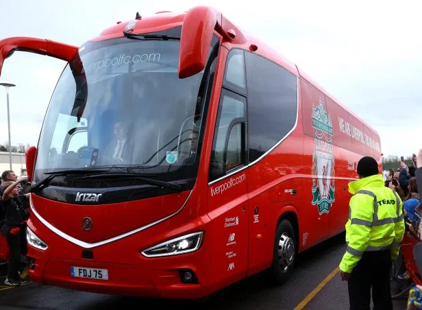 Cảnh sát vào cuộc vụ xe bus của Liverpool bị CĐV West Ham tấn công