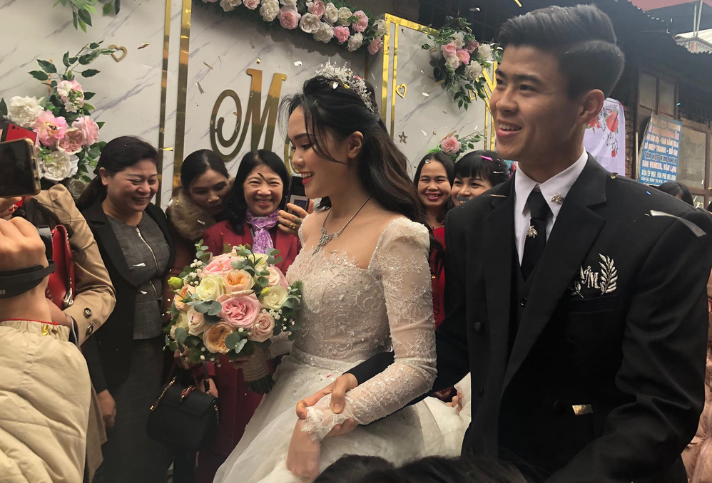 Duy Mạnh chuẩn soái ca, Quỳnh Anh đeo dây chuyền đính kim cương trong đám cưới