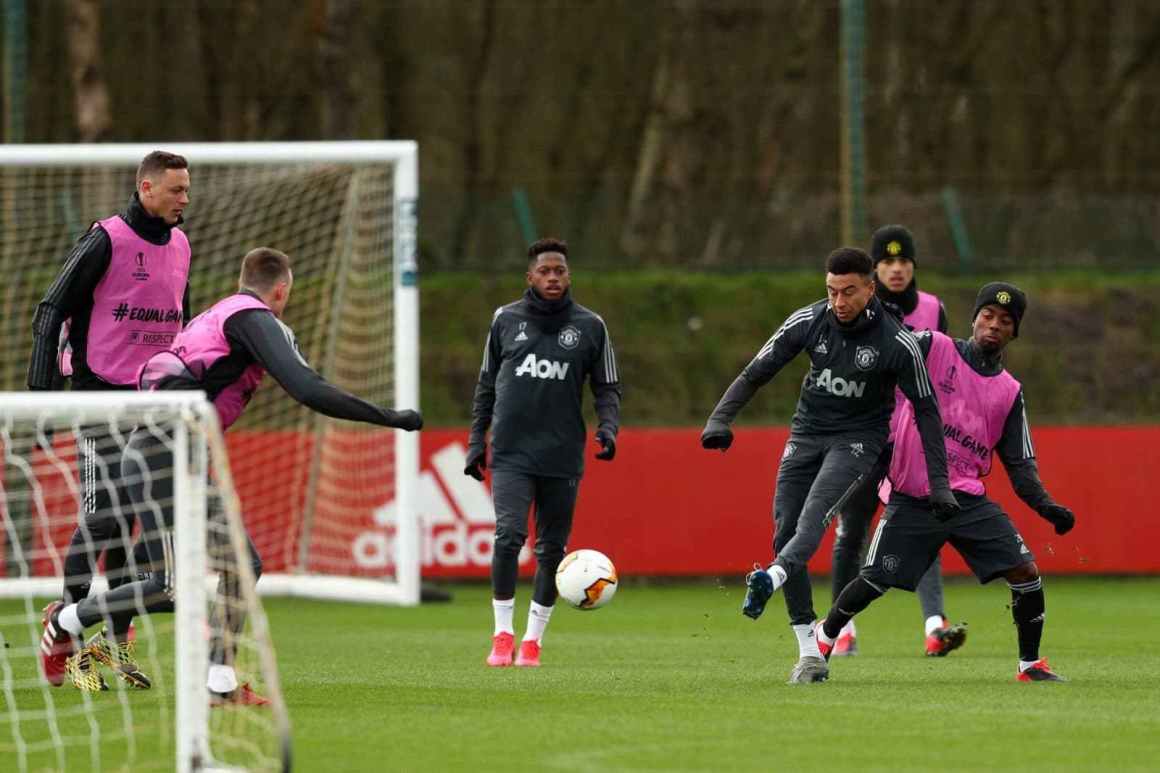 Lingard bị chỉ trích vì làm trò trong buổi tập