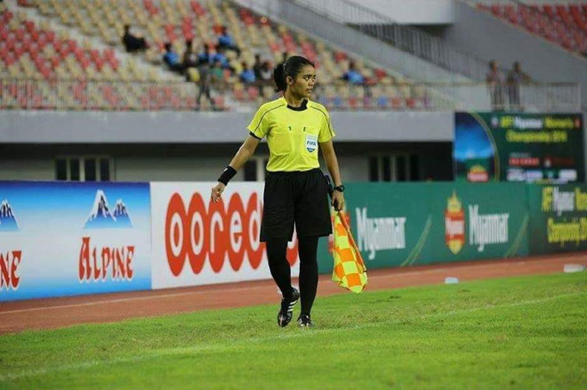 Malaysia lần đầu tiên sử dụng trọng tài nữ ở giải bóng đá nam