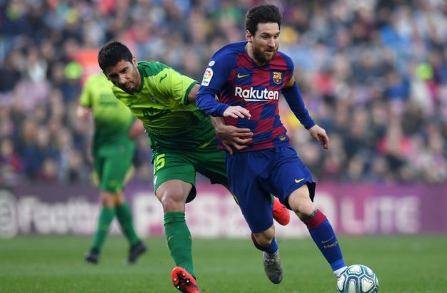 Messi khiến cầu thủ Eibar lắc đầu ngán ngẩm nhắc tên sau trận thắng của Barca