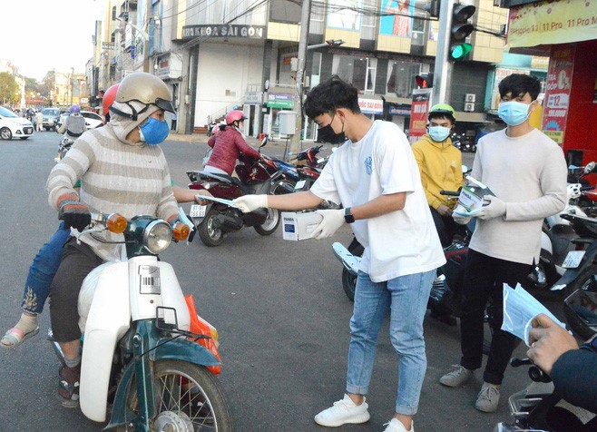 Sao HAGL phát khẩu trang miễn phí ngăn chặn Virus Corona