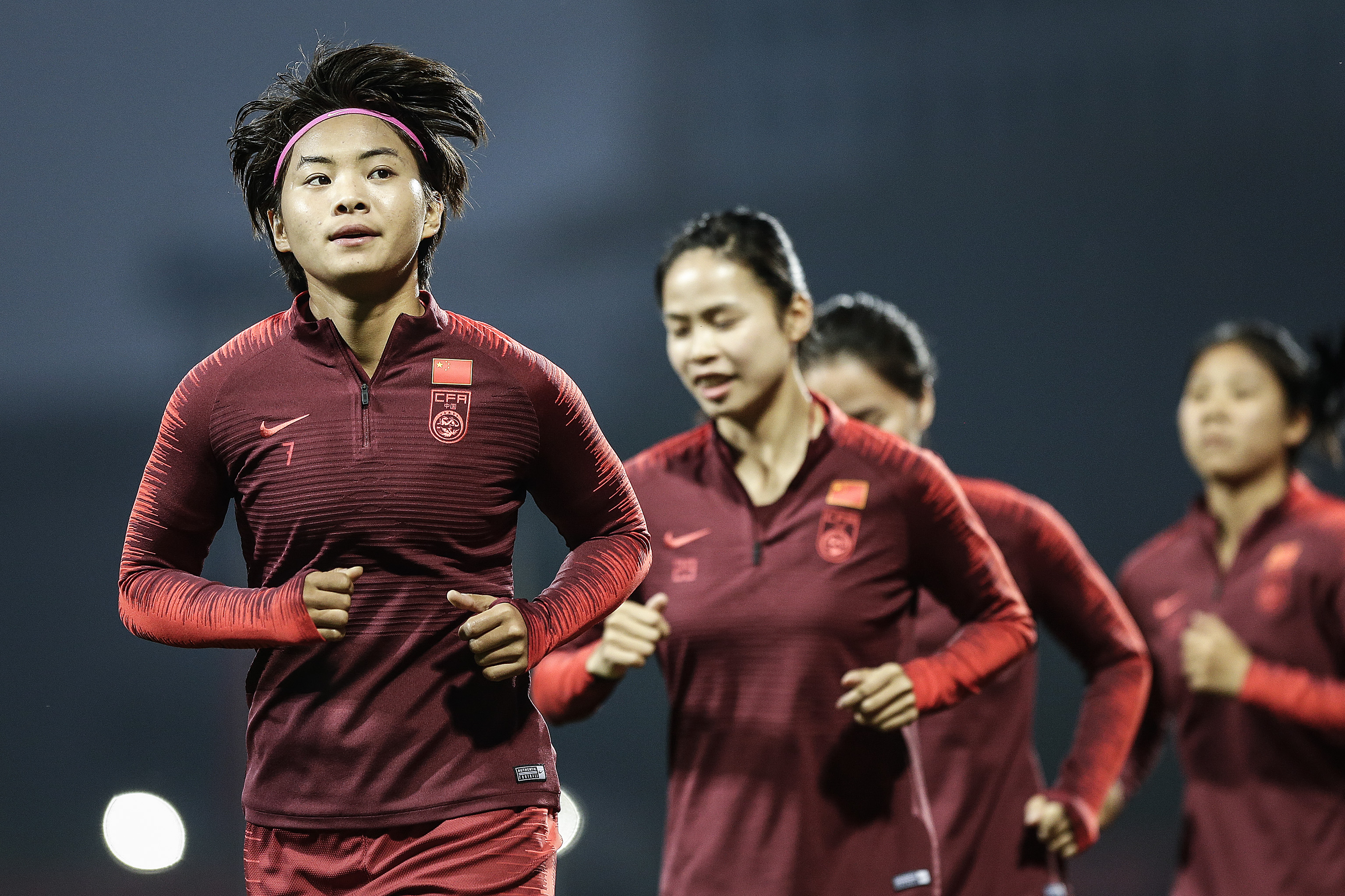 Nữ cầu thủ Trung Quốc luyện tập ở địa điểm không tưởng giữa mùa Virus Corona