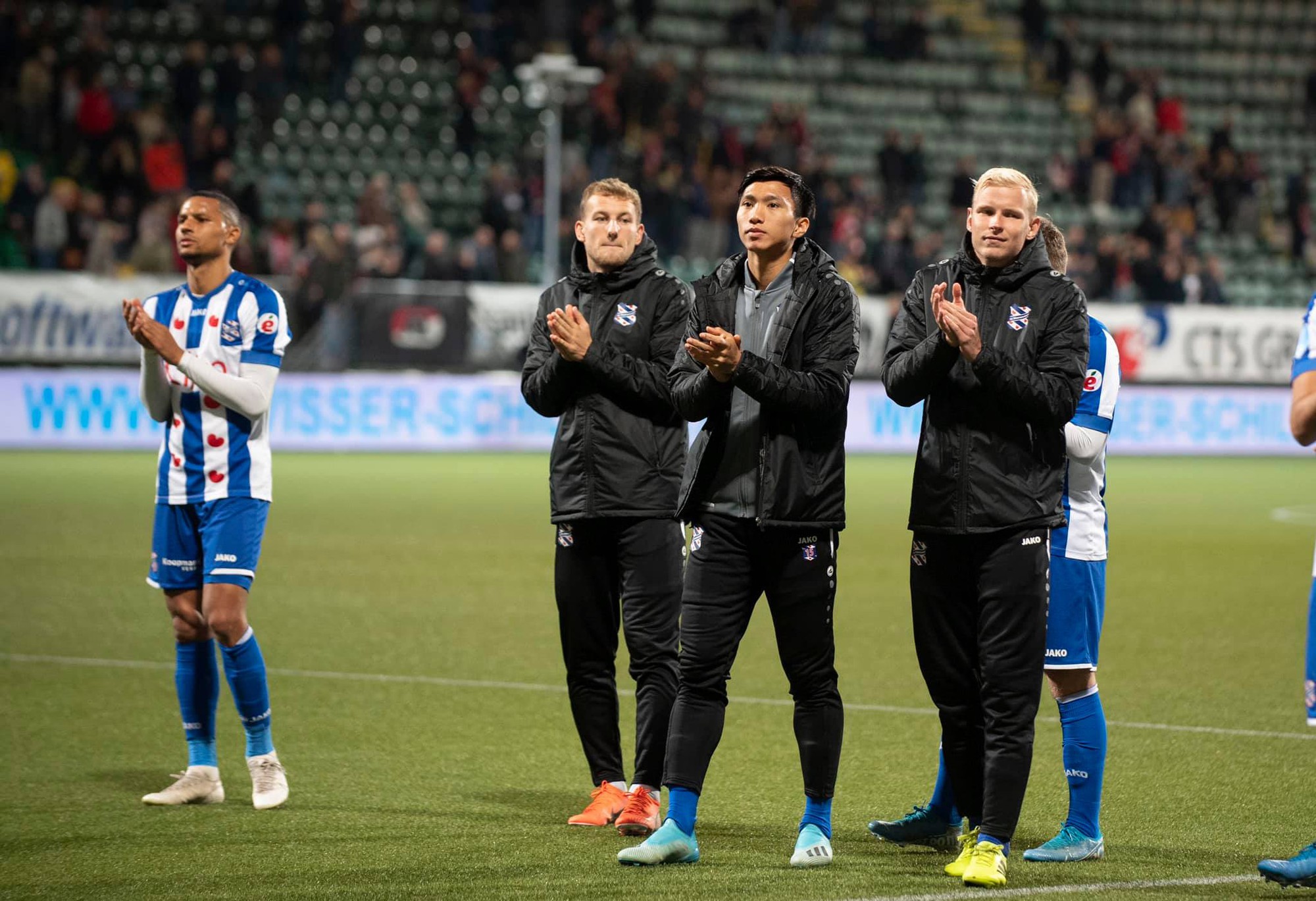 Văn Hậu tiếp tục vắng mặt ngày hàng thủ Heerenveen chơi tệ hại