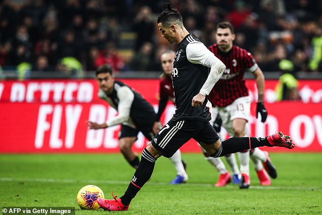 VAR gây tranh cãi khi “biếu không” cho Ronaldo bàn thắng phút chót