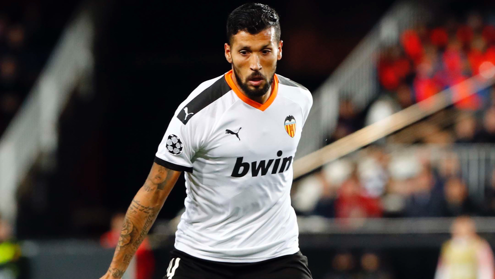 NÓNG: Sao Valencia là cầu thủ La Liga đầu tiên nhiễm Covid-19