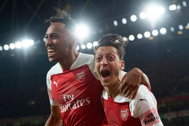 Ozil là lý do khiến Arsenal không thể gia hạn với Aubameyang